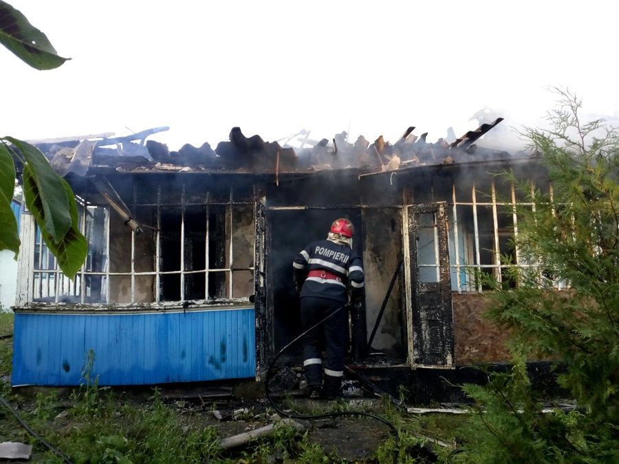 Incendiu într-un bloc din Micro 19, de la o candelă uitată aprinsă