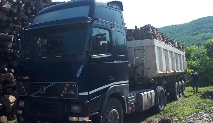 Jandarmii gălăţeni au confiscat un camion încărcat cu lemne