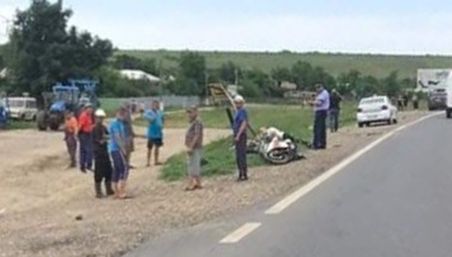 Doi motociclişti adolescenţi, răniţi după o depăşire neregulamentară