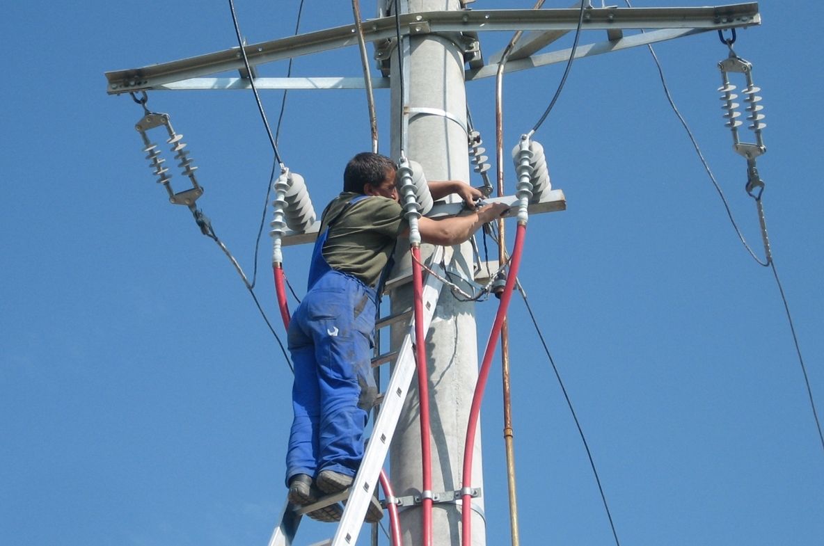 Un gălăţean în vârstă de 50 de ani a murit electrocutat pe un stâlp