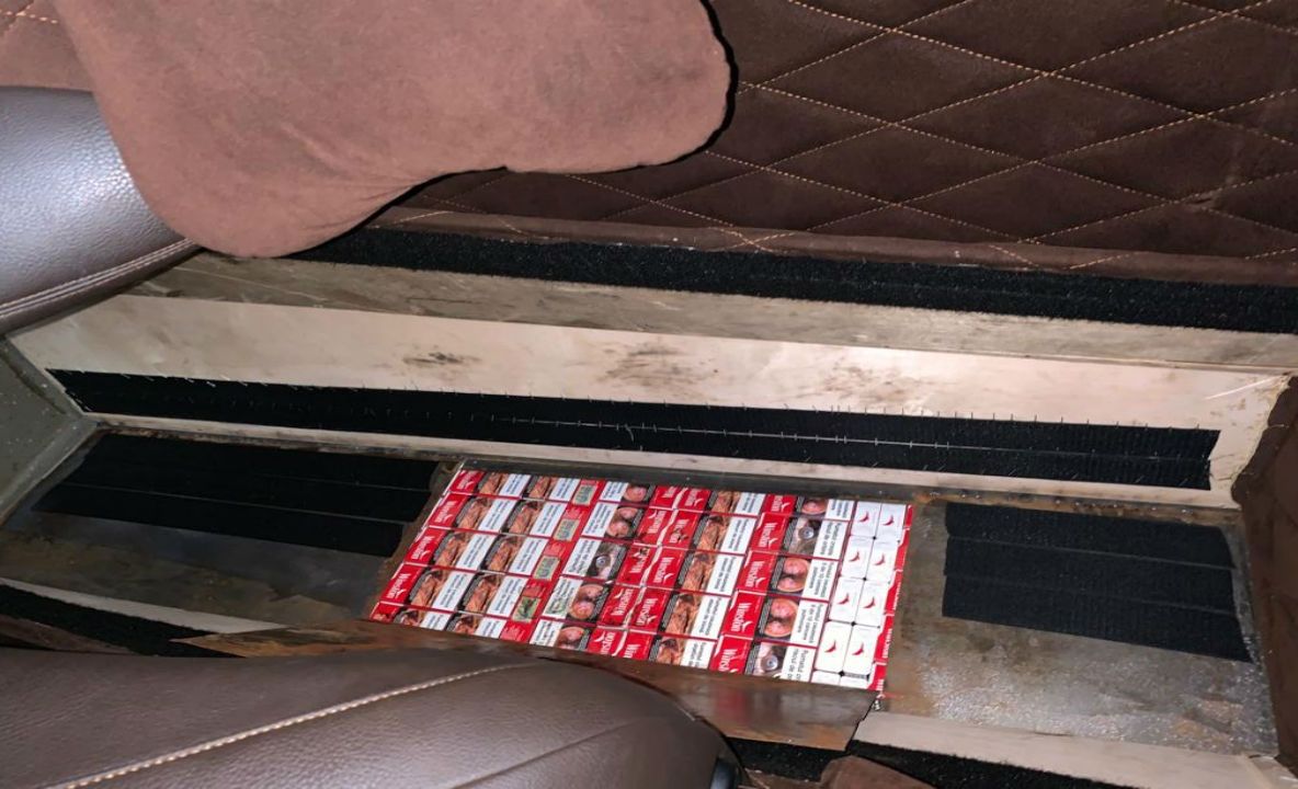 Ţigări de contrabandă, ascunse în pereţii laterali ai unui microbuz