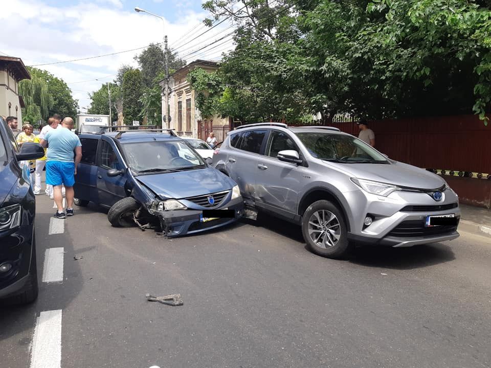Accident cu trei maşini avariate şi o persoană rănită