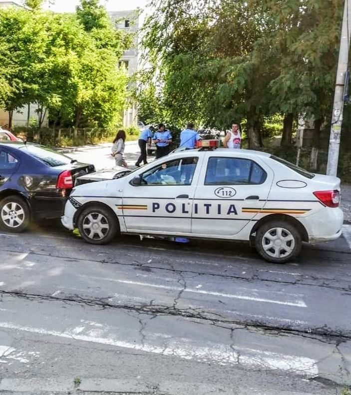 Un polițist gălățean a provocat un accident cu două victime
