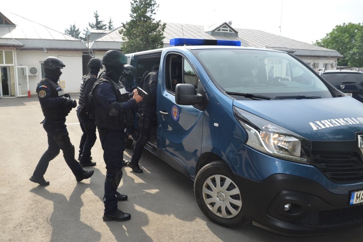 Jandarmii din Tecuci s-au apărat cu armele în faţa unui atac cu toporul