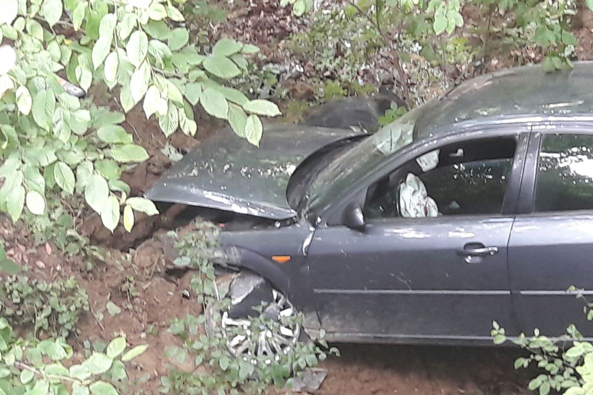 S-a urcat beat la volan şi şi-a făcut praf autoturismul