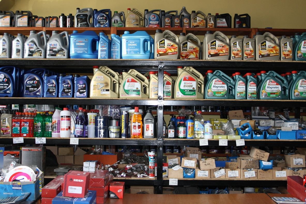 Zeci de magazine de piese auto au fost amendate de polițiștii locali