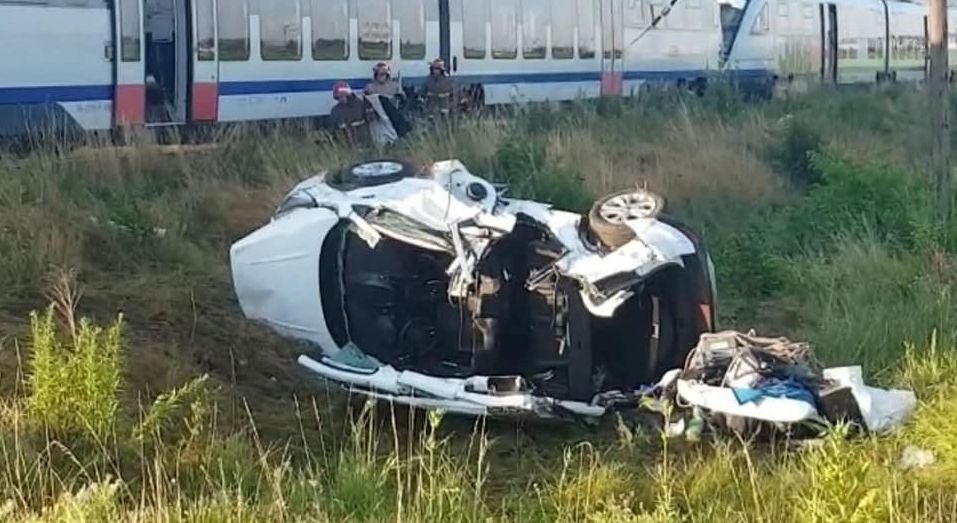 Un mort şi trei răniţi grav, după ce o maşină a fost lovită de tren