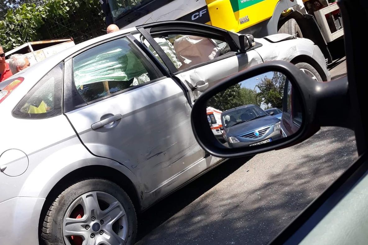 Doi adulţi şi un copil de şase ani, răniţi într-un accident rutier