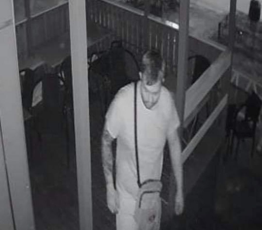 Un hoţ şi-a văzut fotografia pe facebook şi a decis să se predea