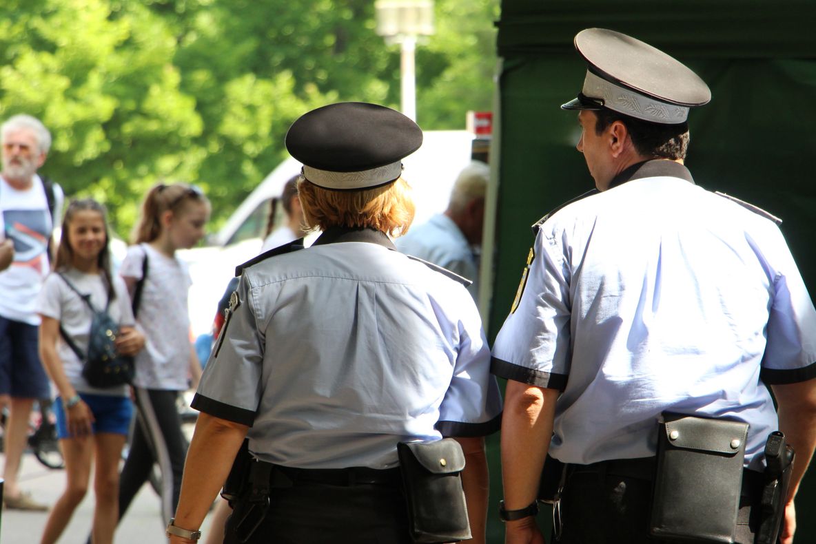 Poliţiştii locali au controlat firmele de pe Brăilei şi din două pieţe