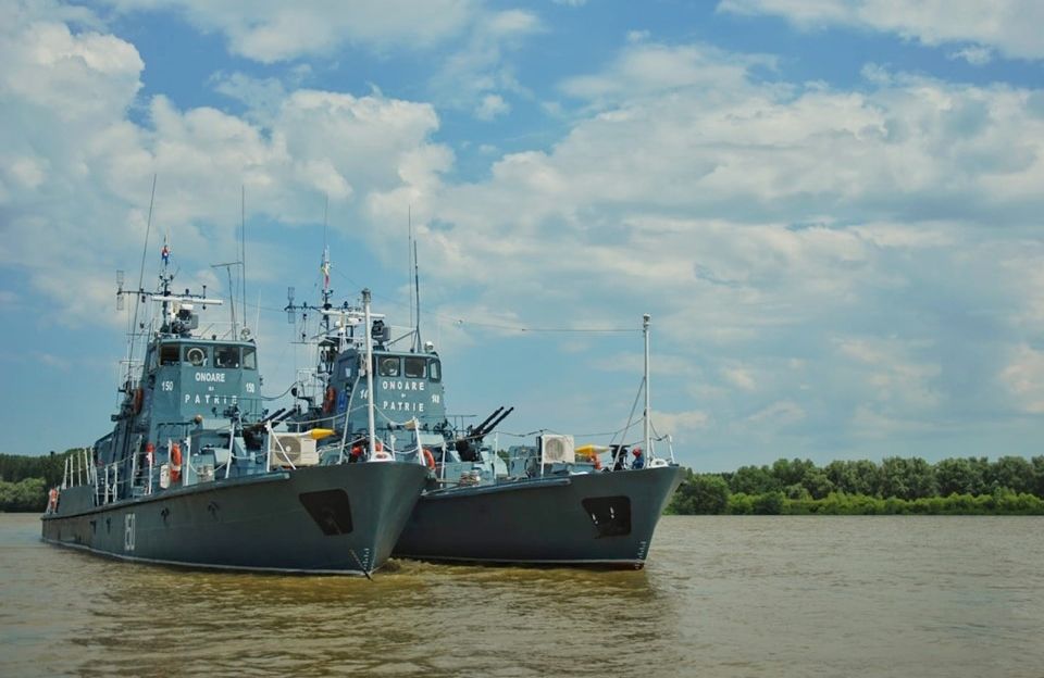 Trei nave de luptă au atras sute de gălăţeni pe faleza Dunării