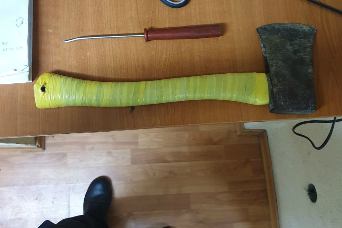 Gălăţean imobilizat după ce şi-a ameninţat vecinii cu o secure