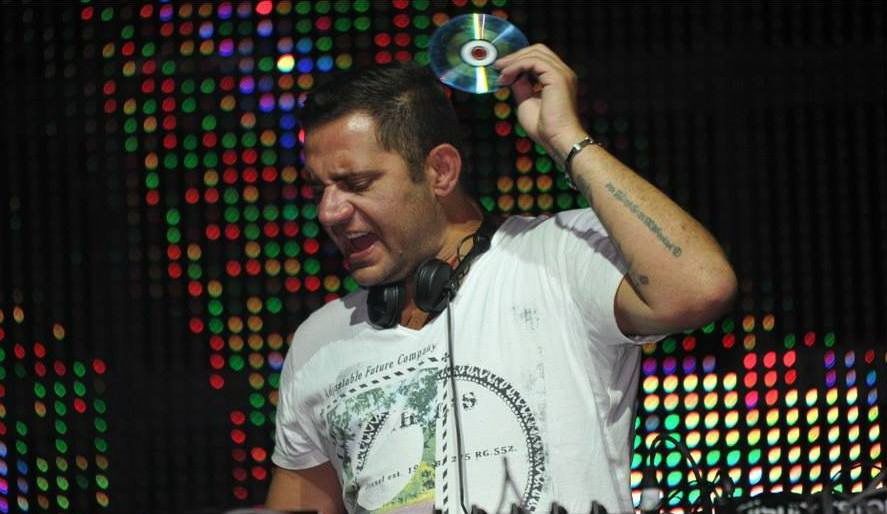 Petrecere în aer liber astăzi la Plaja Brateş, cu Rosario Internullo