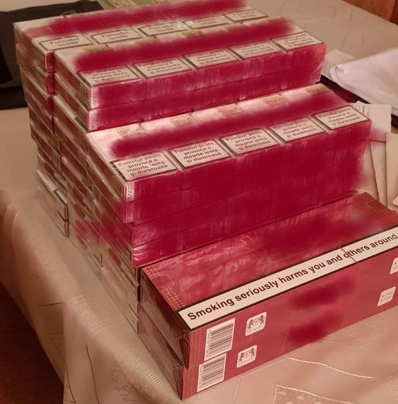 Ţigări de contrabandă, descoperite în portierele unei maşini