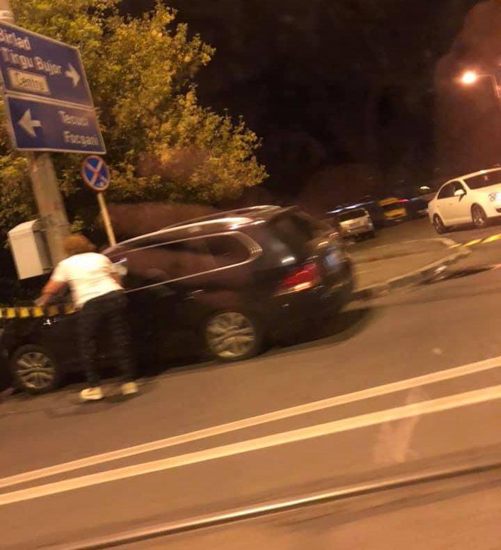 A dormit la volan și și-a avariat mașina, rănind ușor o copilă