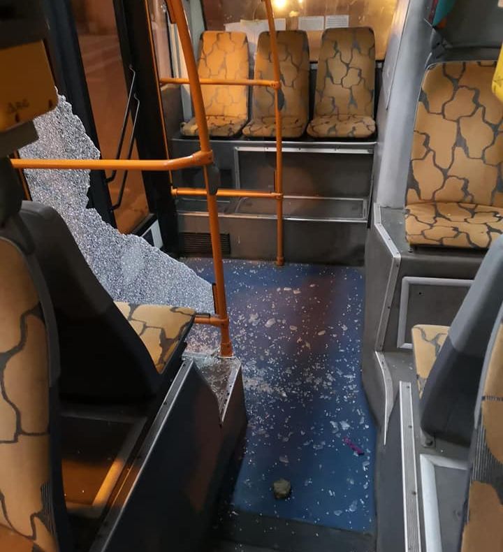 Un autobuz al Transurb, vandalizat de nişte scandalagii