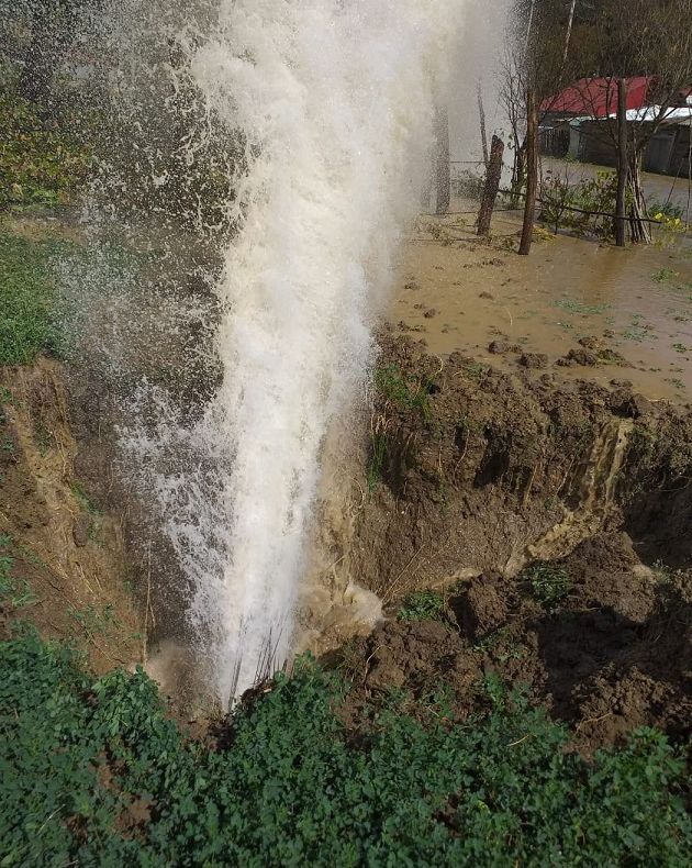 O avarie la o conductă de apă a dat peste cap traficul din Galați
