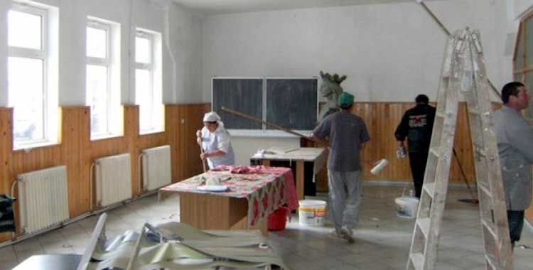 Şcoala începe luni, dar Primăria caută constructori să repare şcolile