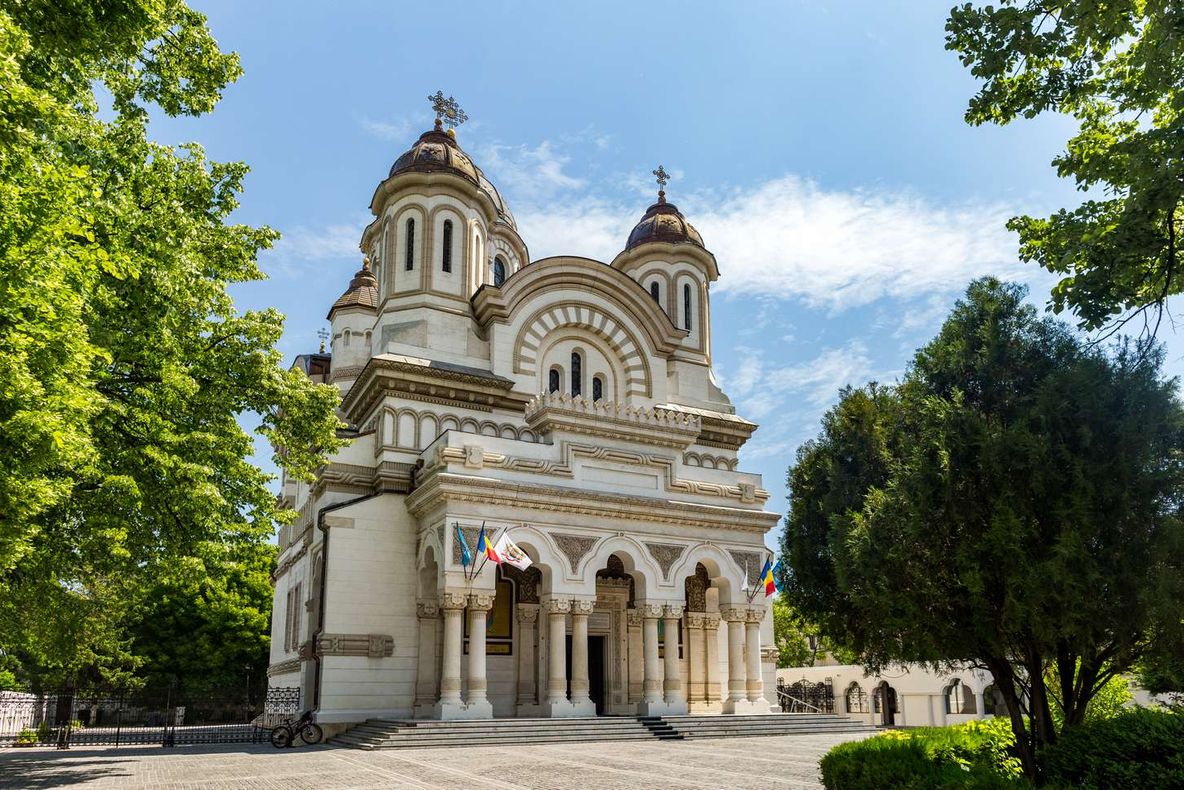 Scandal în faţa Catedralei şi a Secţiei 5 Poliţie din Galaţi