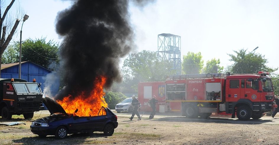 Pompierii gălățeni şi-au sărbătorit ziua armei cu exerciţii demonstrative