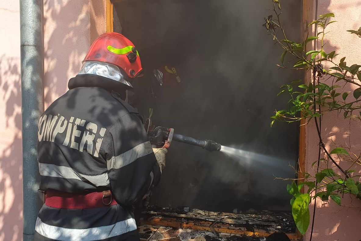 De la un prelungitor defect era să ardă o casă întreagă