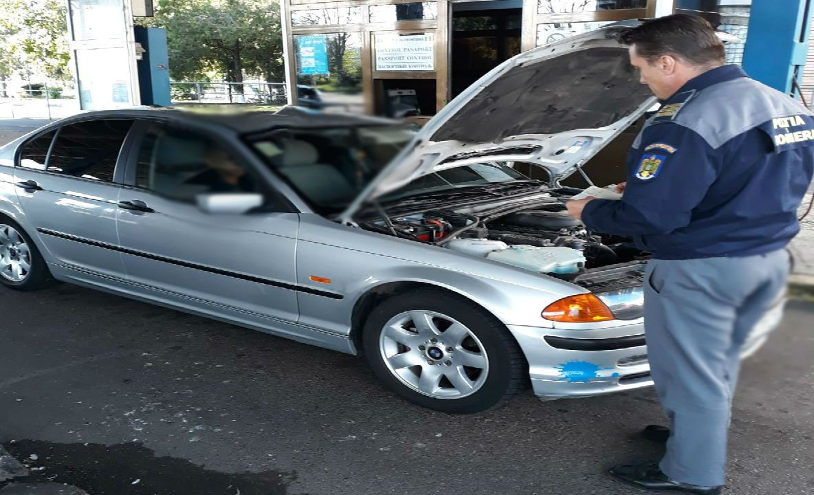Moldovean prins la frontieră cu un Mercedes radiat din Belgia
