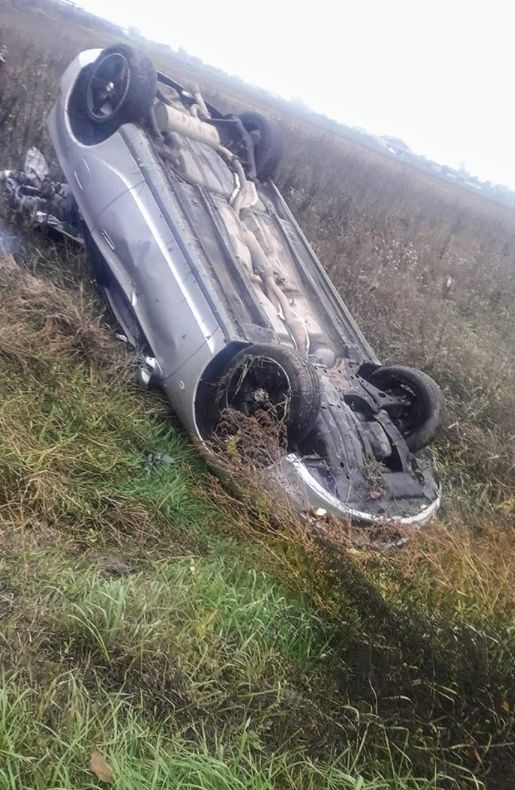 Maşină răsturnată pe câmp, din cauza vitezei excesive