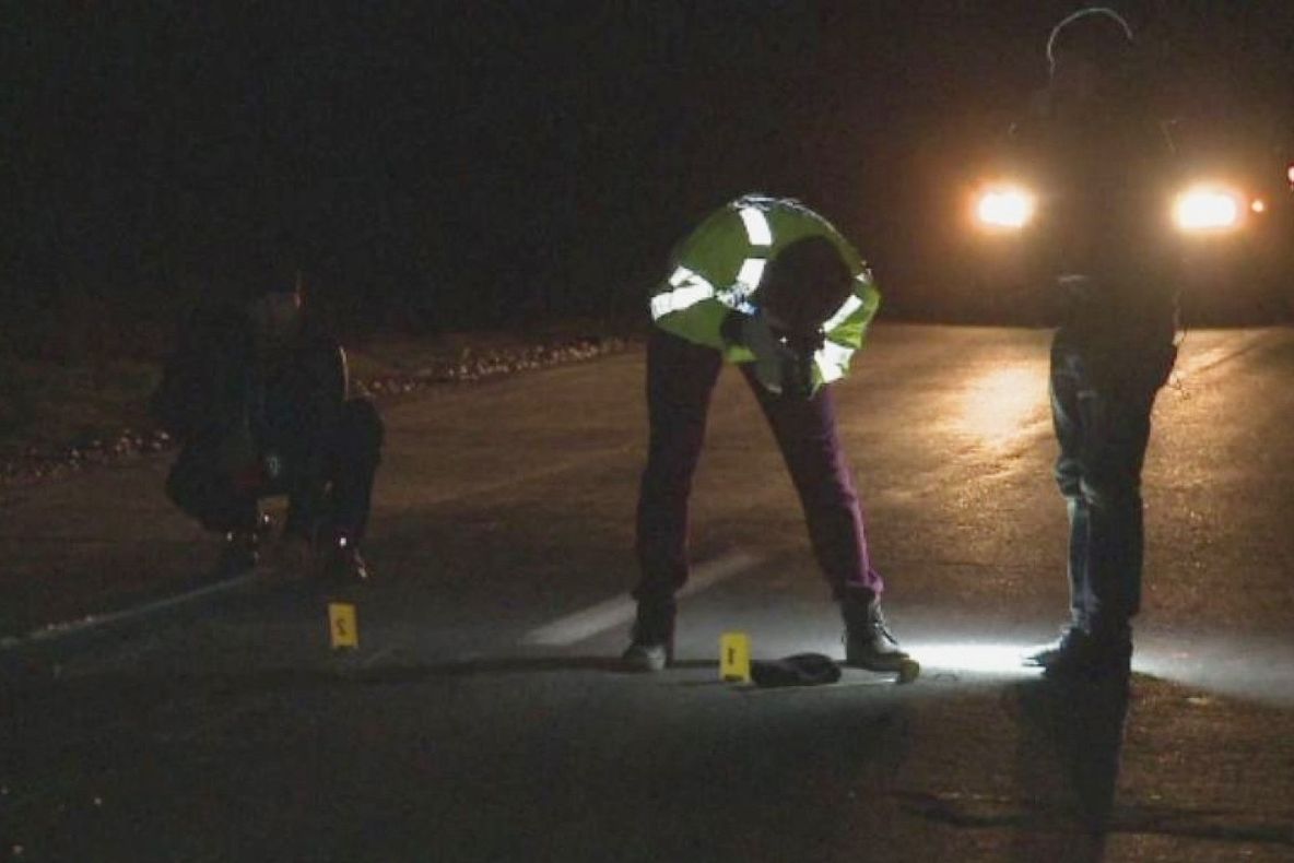 S-a îmbătat, a adormit pe şosea şi a fost ucis de o maşină