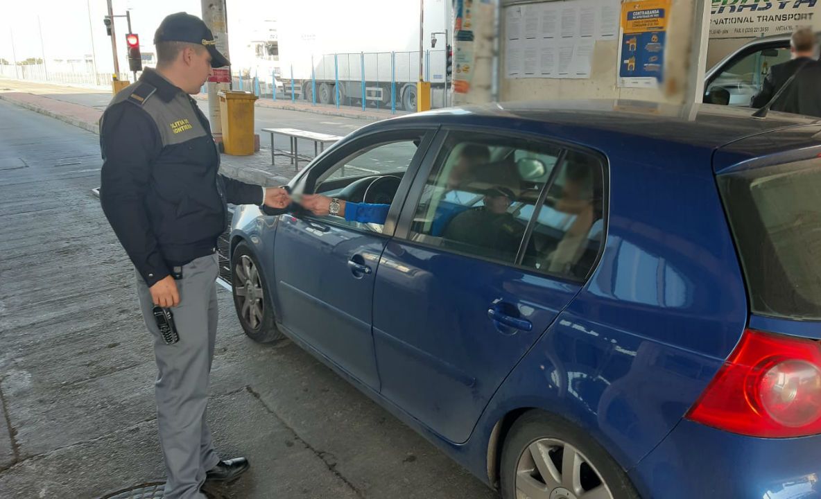 Şofer ucrainean prins în "ofsaid" la frontiera gălăţeană