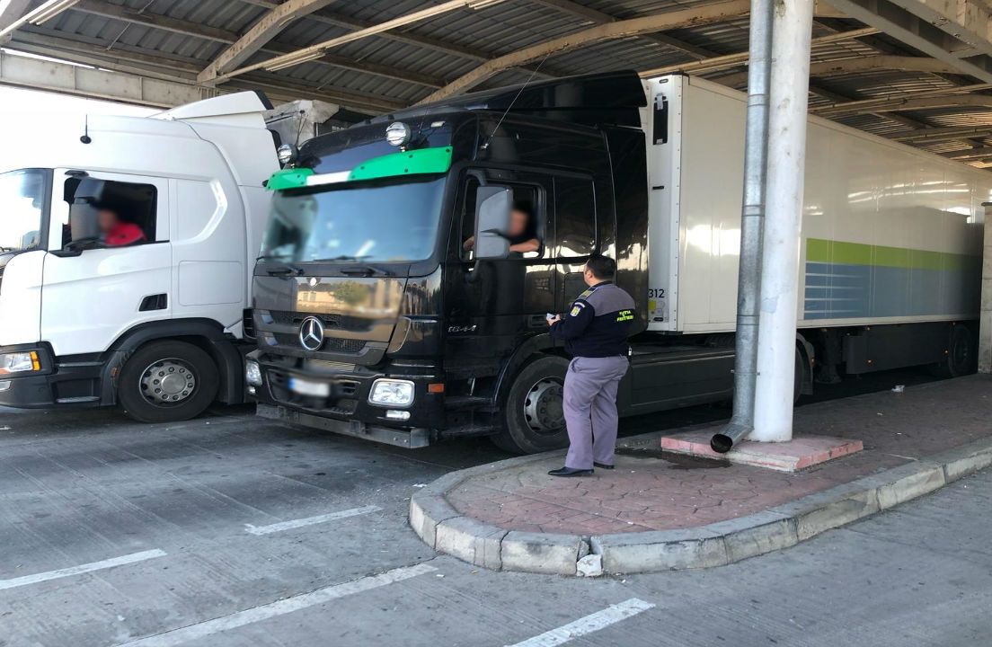 Prins la volanul camionului, deşi avea permisul suspendat