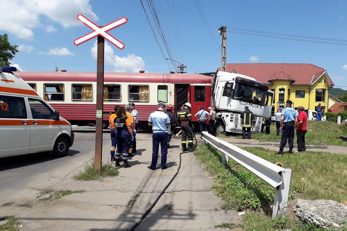 Zeci de şoferi amendaţi la trecerile la nivel cu calea ferată