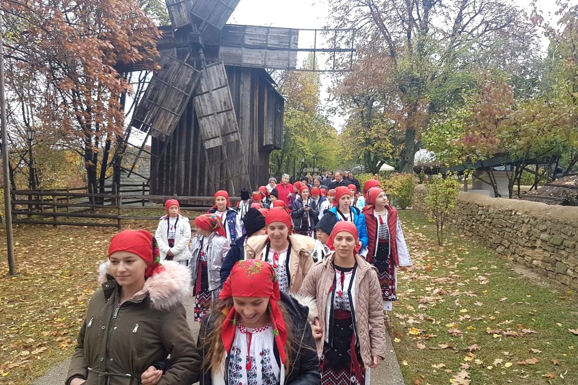 Membrii Ansamblului Folcloric "Rădeşteanca", în vizită la Bucureşti