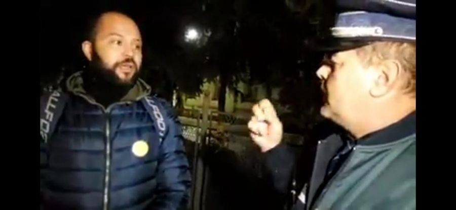 Rămas fără loc de muncă, un bărbat protestează în faţa Poliţiei