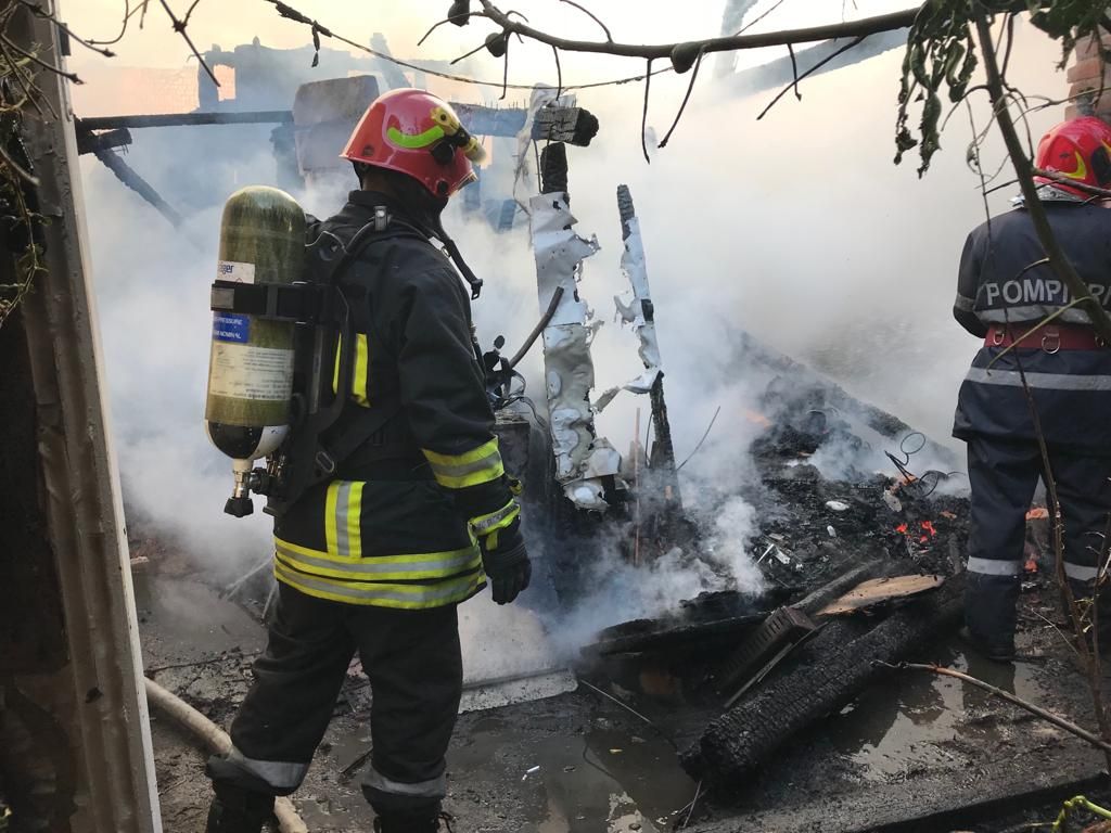 Un bărbat a fost salvat dintr-un incendiu la Barboşi