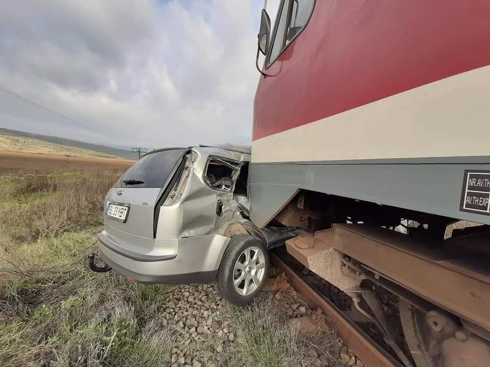 Accident grav pe calea ferată. Şofer gălăţean lovit de tren