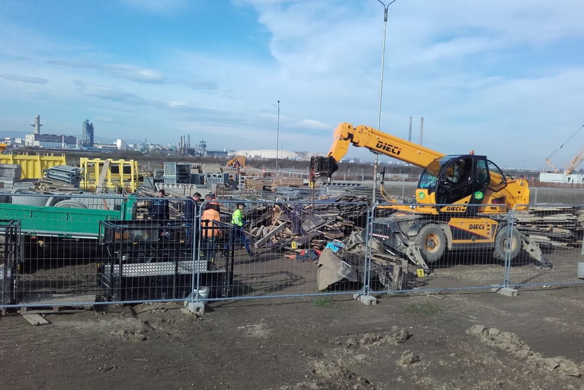 Lovit de maşină, deşi trecea strada pe marcajul pietonal