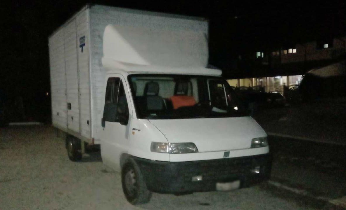 Prins în trafic la volanul unei autoutilitare căutată de poliția italiană