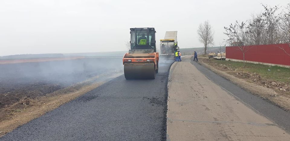 Lucrări în desfășurare pe DJ 255, între Cuca și Rediu