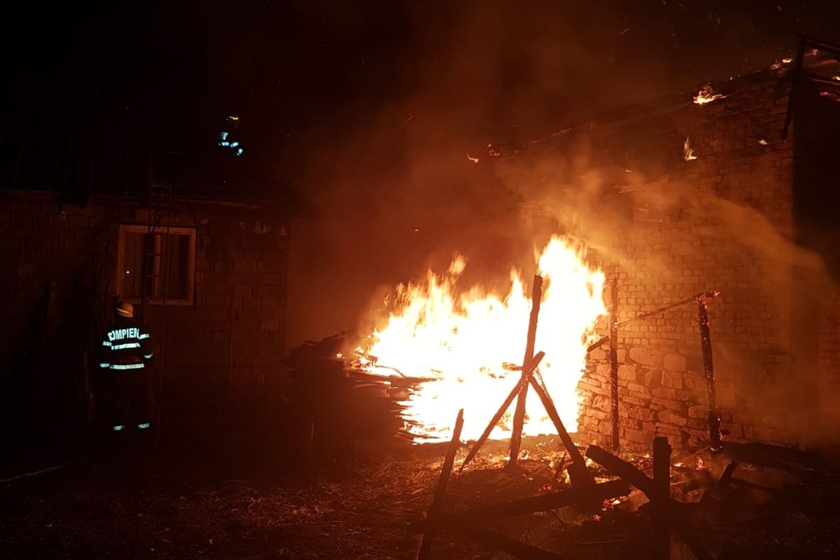 Incendiu într-un bloc de garsoniere de pe strada Saturn