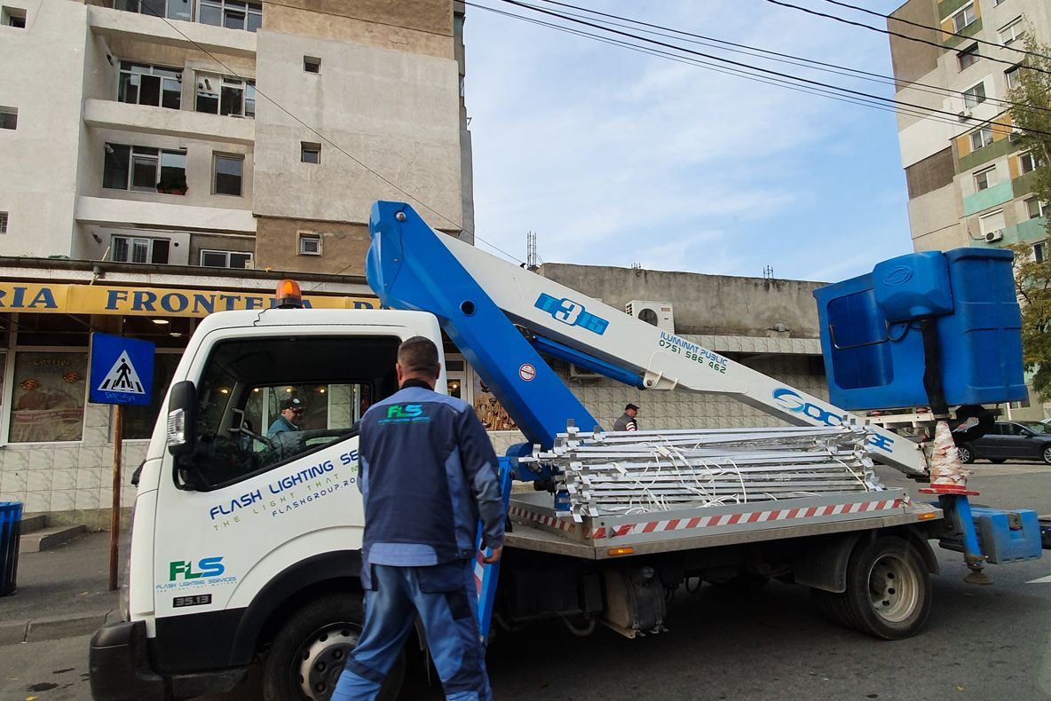 A început instalarea luminiţelor pentru sărbătorile de iarnă