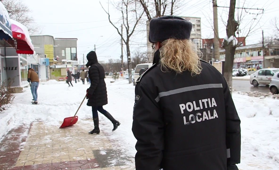 În perioada iernii, poliţia locală duce oamenii străzii în adăposturi