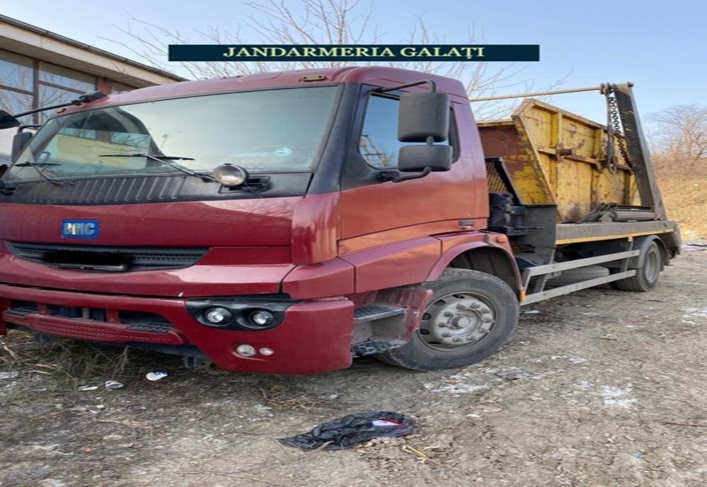 Un bărbat din Galaţi a fost depistat de jandarmi în timp ce scotea motorină din rezervorul maşinii de serviciu