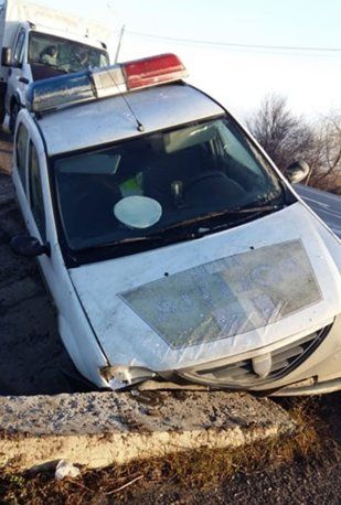 Și polițiștii cad pradă poleiului: mașină de Poliție intrată în cap de pod la Obrejița