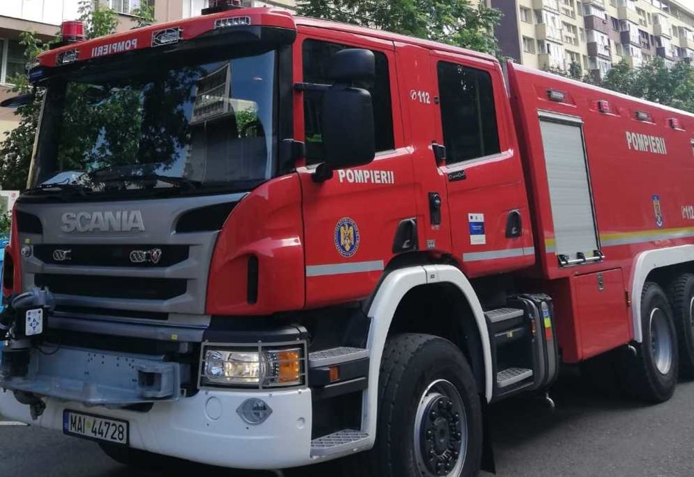Un bloc de garsoniere din municipiul Galați a fost evacuat vineri seara după o explozie urmată de un incendiu