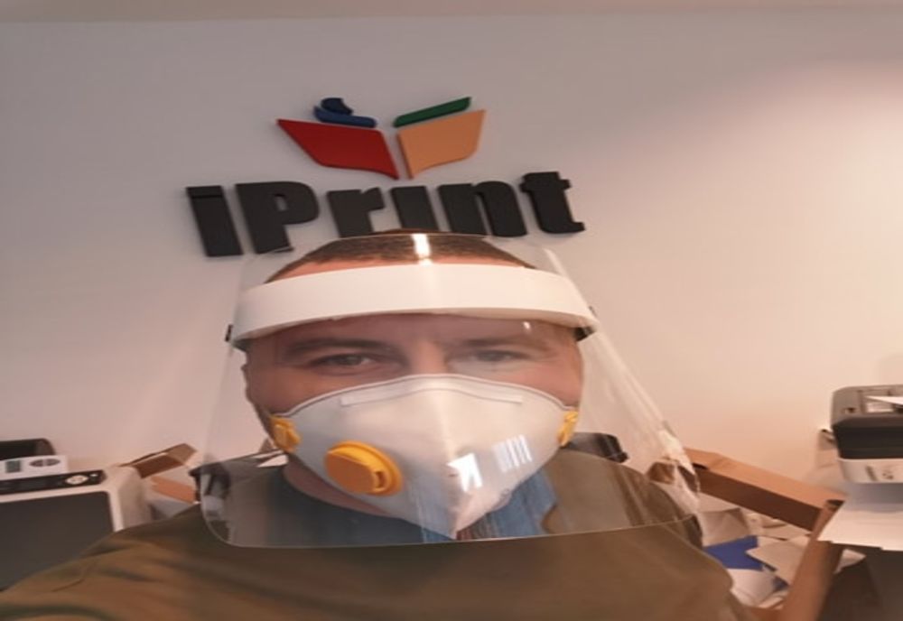 Un gălățean a luat inițiativa și a început să facă singur viziere pentru medici