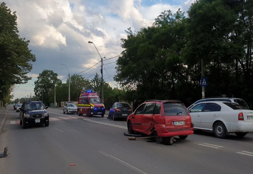 Accident în Bariera Traian - două șoferițe s-au tamponat