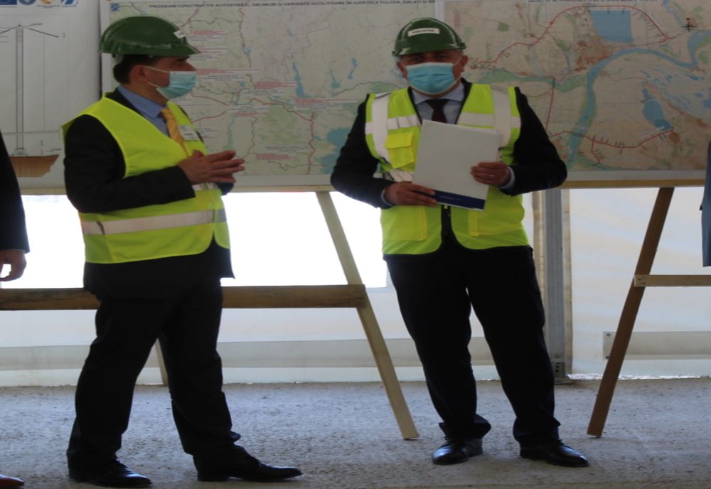 Orban și Bode au inspectat şi lucrările realizate până în prezent la Podul suspendat peste Dunăre în zona Brăila