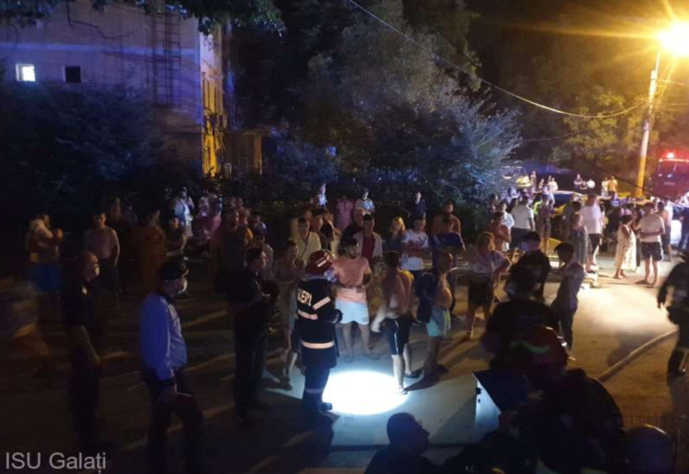 Zeci de oameni evacuați din cauza unui incendiu pornit de la o lumânare