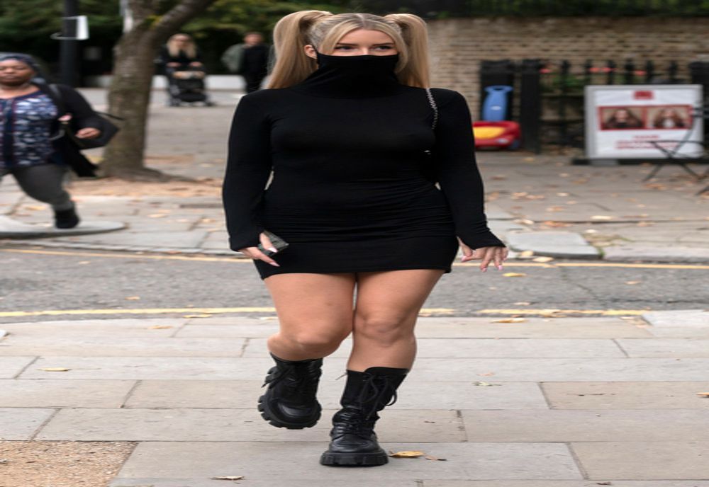 Rochia cu mască de față se vinde ca pâinea caldă