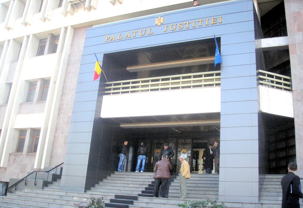 Doi adolescenți de 17 ani cercetați pentru tâlhărie